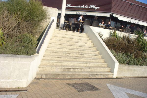 spgm-1.4.7/gal/Galeries/spots/street/17/la_rochelle/Rail curb de la plage.jpg
